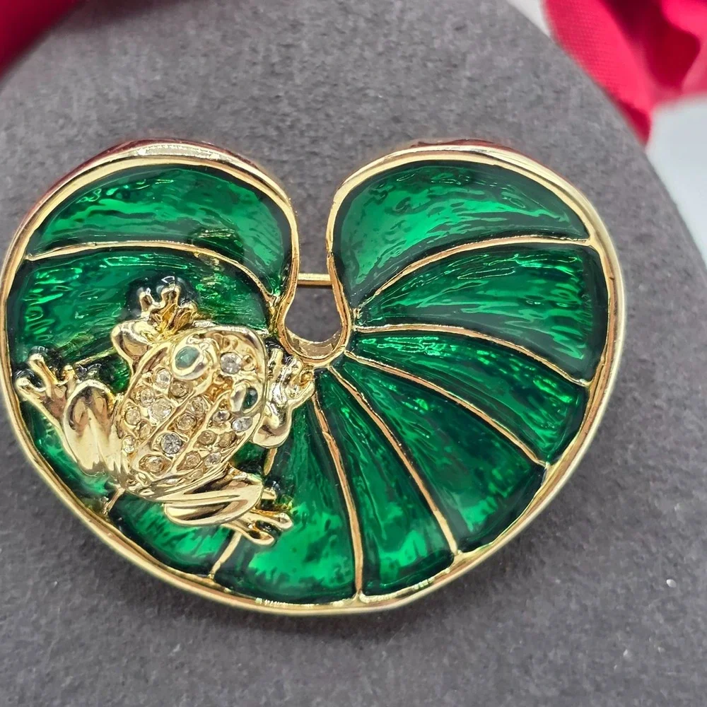Vintage Enamel Frog Lily Pad Brooch Gold Tone Rhinestone Accents Green‎ Novelty